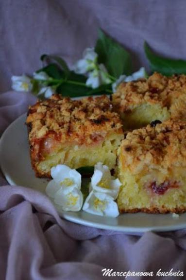 Maślankowe ciasto z truskawkami i kruszonką