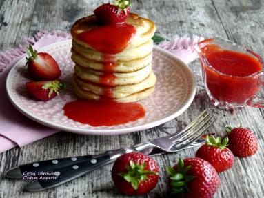 Maślankowe pancakes z sosem truskawkowym