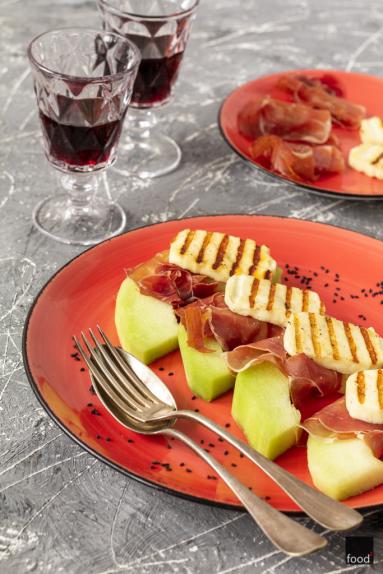 Melon z jamón serrano i grillowanym serem halloumi