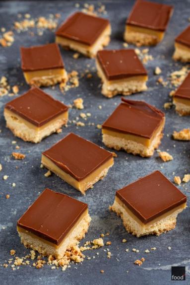 Millionaire&#039;s shortbread – kruche maślane ciasto milionera z karmelem i czekoladą