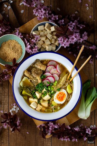 Miso ramen z boczniakami i wędzonym tofu