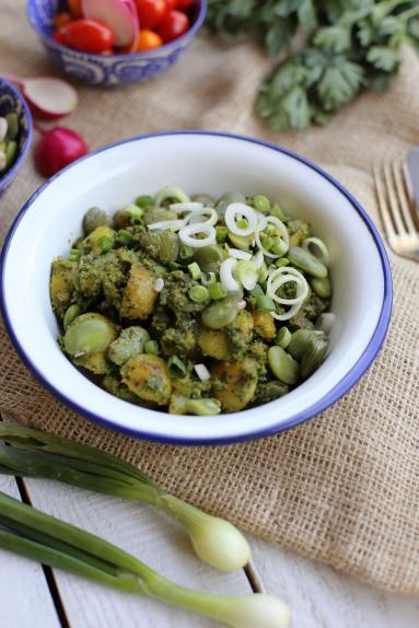 Młode ziemniaki z bobem i pesto