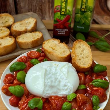 Mozzarella z pieczonymi pomidorkami