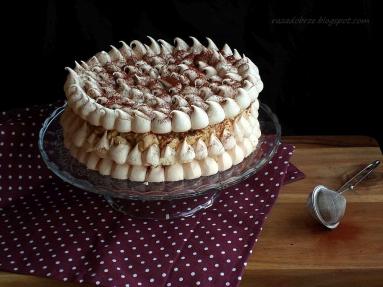 Mrożony tort tiramisu na rozpoczęcie wiosny