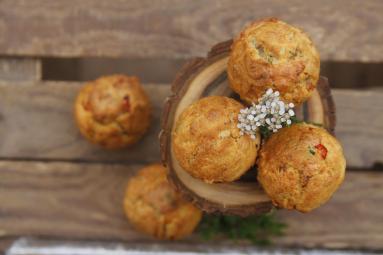 Muffinki na słono z cebulką, papryką i serem żółtym