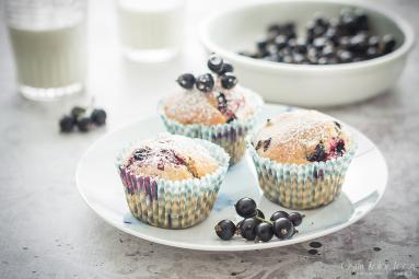 Muffinki z czarną porzeczką i czekoladą