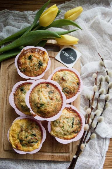 Muffiny jajeczne z łososiem i szpinakiem