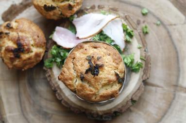 Muffiny z boczkiem i jarmużem