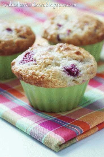 MUFFINY Z MALINAMI I BIAŁĄ CZEKOLADĄ