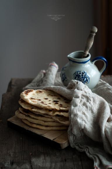 Naan – indyjskie placki chlebowe z patelni