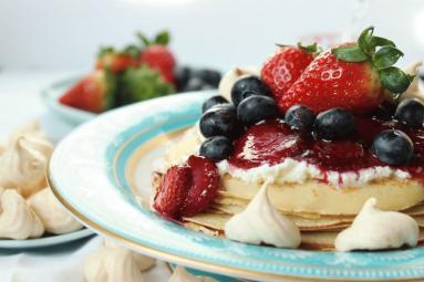 Naleśnikowa wieża z mascarpone, bezikami i owocami