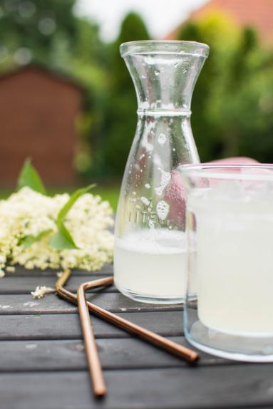 Naturalnie gazowana lemoniada z kwiatów czarnego bzu