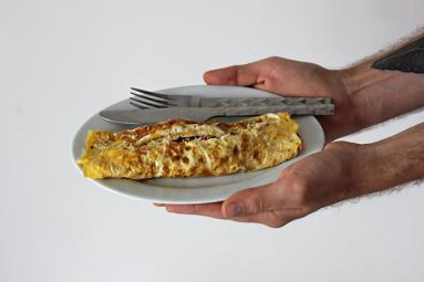 Omlet francuski z pomidorem, musztardą, kaparami i cheddarem