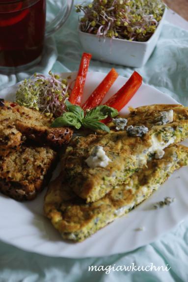 Omlet z kiełkami i serem gorgonzola