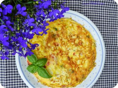 Omlet z serem pleśniowym, pomidorem i bazylią