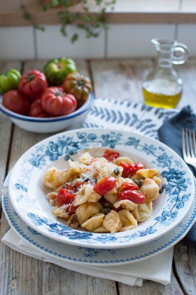 Orecchiette ze świeżymi pomidorami i kaparami