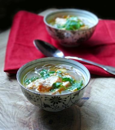 Orientalny bulion z kurczakiem, tofu i makaronem Soba