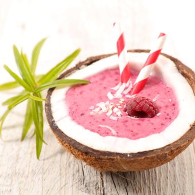 Orzeźwiający smoothie bowl z truskawkami i kokosem