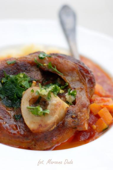 Ossobuco, pieczona gicz cielęca z warzywami