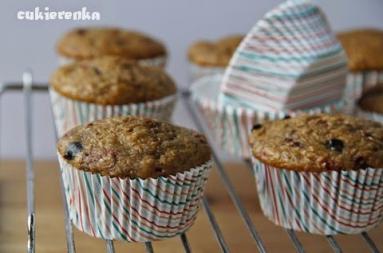 Otrębowe muffiny z bananami, malinami i czekoladą