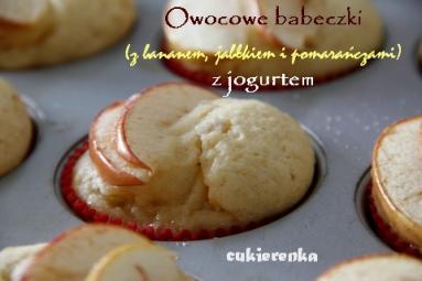 Owocowe babeczki (z bananem, jabłkiem i pomarańczami) z jogurtem