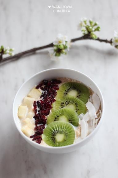 Owsianka na mleku roślinnym z amarantusem, kokosem, kiwi, żurawiną i gruszką