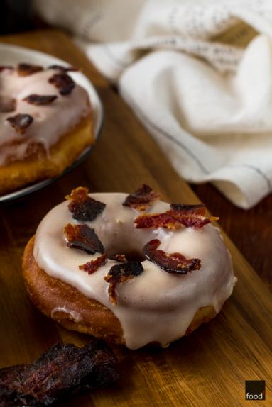 Pączki na piwie z karmelizowanym bekonem