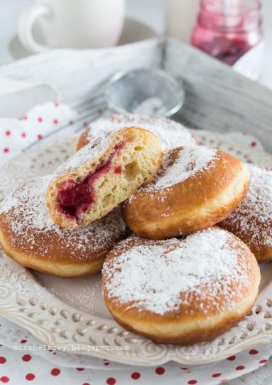 Pączki z mascarpone (nadziewane konfiturą wiśniową lub toffi)