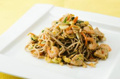 Pad Thai z kurczakiem i krewetkami