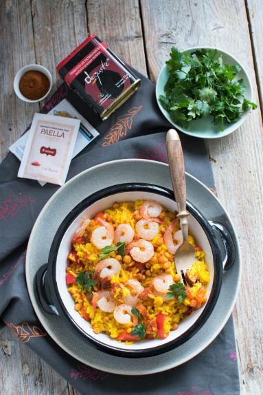 Paella z chorizo i krewetkami