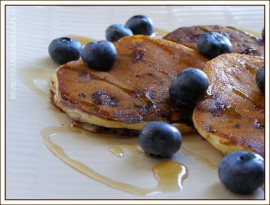 Pancakes z bananem i borówką amerykańską