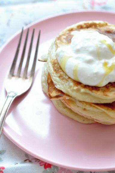 Pancakes z maślanką, truskawkami i miodowym jogurtem