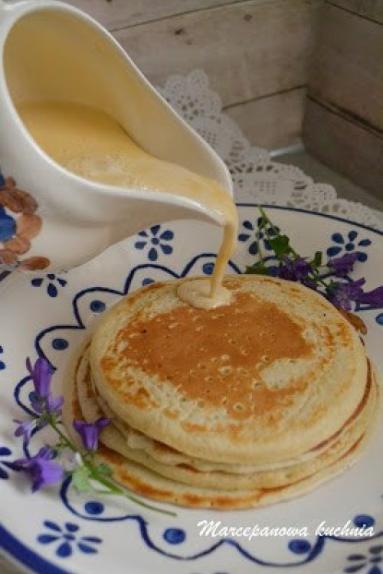 Pancakes z sosem waniliowym