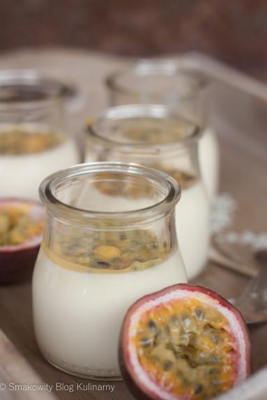 Panna cotta  z białą czekoladą i marakują