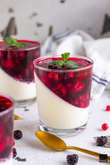 Panna cotta z galaretką z owocami lata