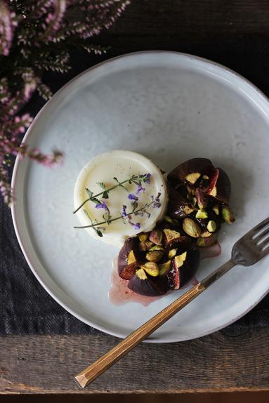 Panna cotta z pieczonymi figami, gorzką czekoladą i pistacjami