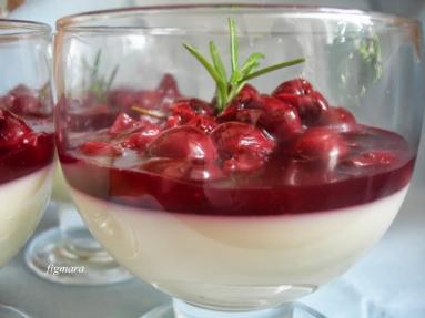 Panna cotta z rozmarynowymi wiśniami