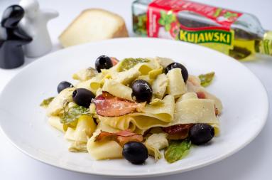 Pappardelle z karczochami, szynką parmeńską i oliwkami