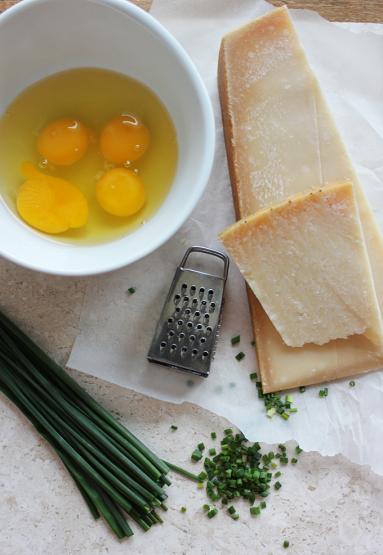  Parmezanowa jajecznica z posypką z salami