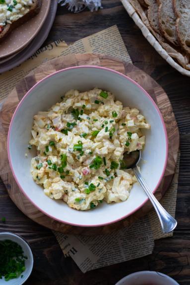 Pasta jajeczna z fetą i paluszkami krabowymi