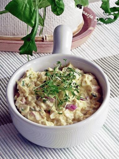 Pasta jajeczna z rzodkiewką, rzeżuchą i chrzanem