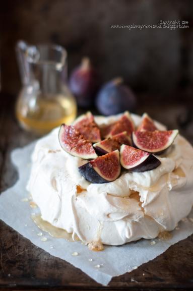 Pavlova z figami i waniliowym kremem mascarpone 