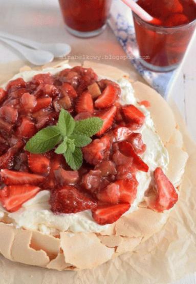 Pavlova z truskawkami i rabarbarem