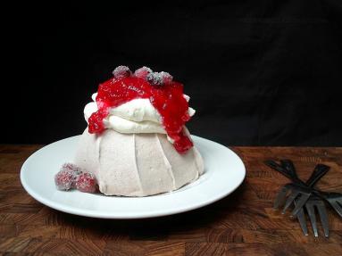 Pavlova z żurawiną