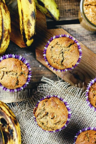 Pełnoziarniste muffiny z masłem orzechowym i bananami