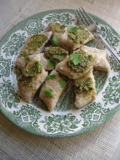 Pełnoziarniste pierogi leniwe z pesto