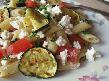 Penne z grillowaną cukinią, pomidorami i serem  feta 