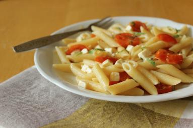 Penne z pomidorkami cherry, serami i kolendrą