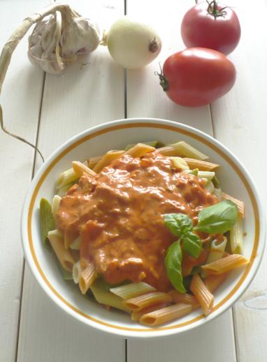 Penne z tuńczykiem w sosie pomidorowym z mascarpone