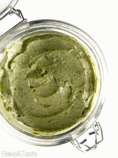 Pesto bazyliowe z serem z niebieską pleśnią, ricottą i orzechami